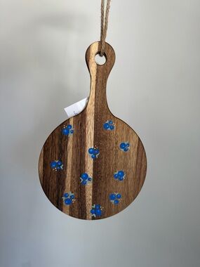 Wooden Round Paddle Cutting Board with Blue Floral Accents (Decor)